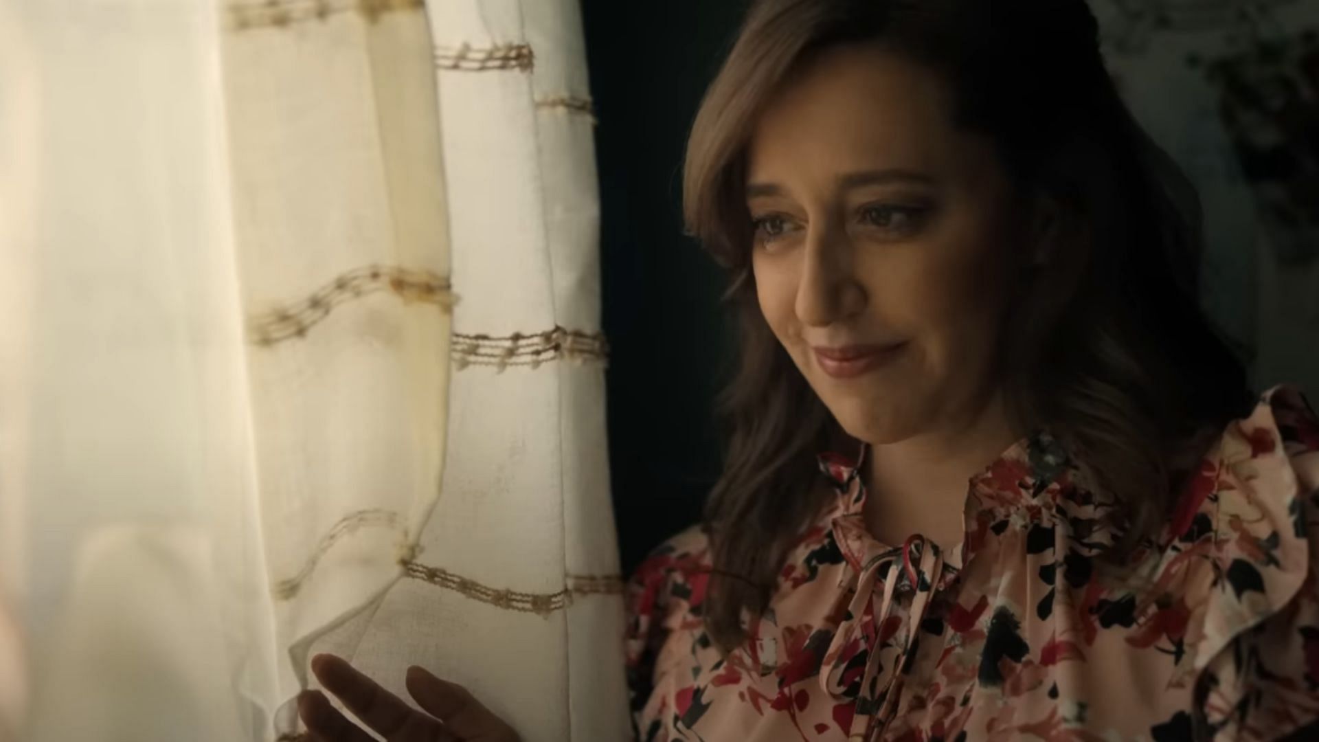 Mariana Treviño plays Elena, Santi's mother (Image via YouTube/Apple TV)